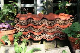 Pin Von Christopher Ohen Auf Garten Insektenhotel Angehoben Gemusegarten Gartenschadlinge