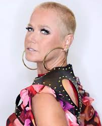 Xuxa meneghel compartilhou uma linda sequência de fotos em seu perfil oficial do instagram. Xuxa Meneghel Raspa O Cabelo E Detona Seguidores Apos Criticas Jetss