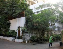 Imran Khan Aamir S Nephew Imran Khan Moved In In Grandfather Nasir Hussain S Magnificent Bungalow With Wife Avantika M Celebrity Houses Bungalow Family Living