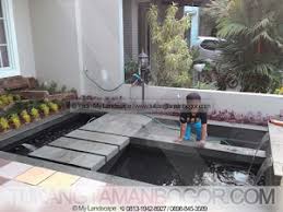 Jembatan kayu di atas kolam ikan. Taman Minimalis Jembatan Taman Minimalis