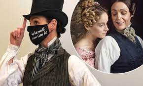 Suranne jones was born on august 27, 1978 in oldham, greater manchester, england as sarah anne jones. Suranne Jones Rocks Fun Face Mask Inspired By Her Character Anne Lister While Filming Gentleman Jack Daily Mail Online