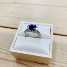 ブルーサファイアが好きです！サファイアとはどんな石なのでしょうか？？｜新潟で婚約指輪・結婚指輪BROOCH