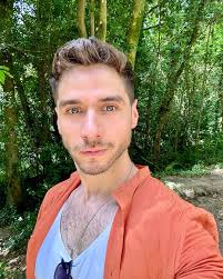 Hace tiempo que no subía simple selfie, espero que estén muy bien 🥰. . . .  Don't lose yourself in a rotten world . . . . #selfie #mondaymotivation  #green #nature #selflove #orange #chesthair #chest