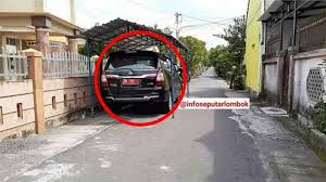 Garasi mobil yang menyatu dengan area rumah merupakan solusi yang cerdas untuk menyiasati rumah kecil dengan keterbatasan lahan. Fakta Garasi Mobil Di Jalan Umum Fotonya Viral Dishub Camat Turun Tangan Ternyata Milik Pejabat Tribunnews Com Mobile