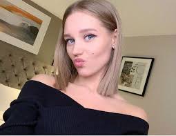 Полное имя — кристина игоревна асмус. Kristina Asmus Pokazala S Chem Aktualno Nosit Trendovye Shirokie Dzhinsy