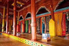 Sebab masih satu rumun, yakni rumun melayu dan wilayah malaka. Rumah Gadang Rumah Tradisional Minangkabau Arsitag