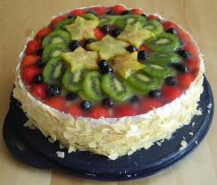 Beeren, gemüse, fleisch, fisch, butter und brot sowie gekochte lebensmittelreste. Hohe Obst Pudding Torte Kuchenkrumel
