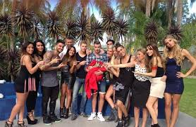 Les anges de la télé réalité est une émission de télévision française de téléréalité diffusée sur nrj 12 depuis le 10 janvier 2011 à l'occasion des dix ans de l'apparition de la téléréalité à la télévision française animée par fabrice sopoglian et présentée par matthieu delormeau. Les 5 Tele Realites Les Plus Incroyables A Ne Pas Manquer