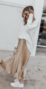 Winter Outfits Weisser Pullover Mit Braunem Sketch In 2020 Plisseerock Outfit Weisse Pullover Outfit