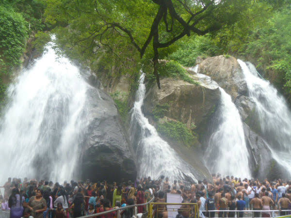 Image result for குற்றாலத்தில் குவியும் ஐயப்ப பக்தர்"