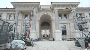 The investigation into that residence, which has been called putin's palace, came after navalny's arrest upon returning to russia in january and showed that the opposition leader remained a. The Opulent Putin S Palace Presented By Navalny Confronted With Images Shot On Site Video Rt In French