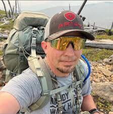 What are the requirements for registering a motorized kayak?