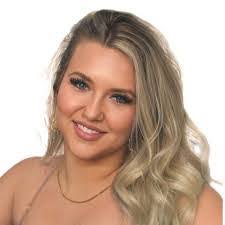 Leanna Hebert's Instagram, Twitter & Facebook