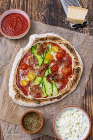 Hausgemachte Pizza Neapolitana Mit Zucchini Tomaten Und Pancetta Rezepte Pizza Lebensmittel Essen