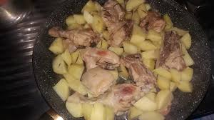 1 pollo di circa 1kg, 800g di patate, 800g di funghi champignon, 2 cipolle, 1 bicchiere di vino bianco secco, salvia, rosmarino, sale, pepe, olio sbucciate le cipolle, passatele nel mixer , poi mettetele in una padella con 2 cucchiai d'olio extravergine d'oliva e fatele rosolare a fuoco dolce per 10 minuti. Pollo Con Patate E Rosmarino In Padella La Ricetta La Cucina Di Bacco