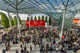 Soprattutto c'era un espositore che si chiama centro soft www.centrosoft.it che aveva un sacco di bei mobili e divani, anche etnici. Il Salone Del Mobile Di Milano 2017 Living Corriere