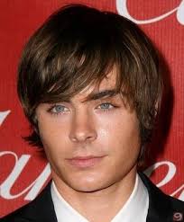22 coiffures pour être stylée en simplicité you can explore more about cheveux on this site. Coiffure De Zac Efron Cheveux Mi Longs Avec Raie Sur Le Cote Coiffure Homme