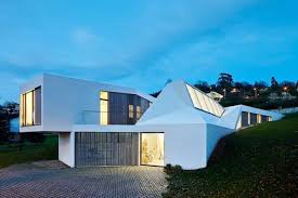 Kreatives Design Schones Haus Mit Grossem Garage Gartengestaltung Ideen Style At Home Moderne Einfamilienhauser Schone Moderne Hauser
