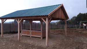 Hochwertige Futterraufen Aus Larchenholz Fur Ihre Pferde Skandwood Pferdestall Pferde Stall Bauen Pferdeunterstand