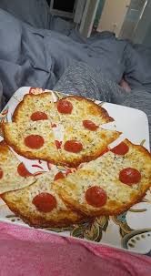 Crustless Pizza So Easy And Good I Melted 2 Cups Of Mozzarella On Parchment Paper In The Oven At 400 Till It W Recipes Diet Breakfast Recipes Crustless Pizza