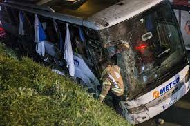 Son dakika istanbul beşiktaş barbaros bulvarı ilginç bir trafik kaza sahne oldu. Istanbul Da Otobus Devrildi 1 Olu Son Dakika Istanbul Haberleri Star