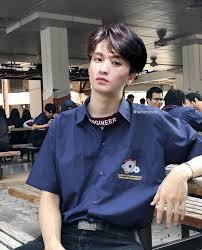 Namun biasanya untuk acara tertentu biasanya pilihan kain, motif batik yang menjadikan baju batik pria menjadi berkelas. Pin Oleh Tabea Di Mark Lee Mark Lee Selebritas Pacar Pria