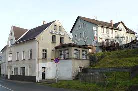 Sídlištně navazuje na německé město sebnitz a je ze dvou stran obklopeno německým územím. Dolni Poustevna Wikidata