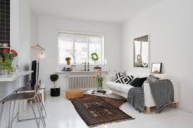 Pentru bucătăriile mici de bloc folosește mobilier simplu cu accesorii minimaliste în culori uni, cât mai deschise și ține pe blatul de lucru numai acele aparate de bucătărie și ustensile pe care le folosești zilnic. Idei De Amenajare Cu Mobilier Pentru Apartamente Mici Mobila Decoratiuni Si Amenajari Interioare Corpuri De Iluminat
