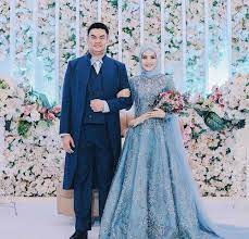 Gaun pengantin warna hitam ini juga didesain dengan desain yang simple, elegan, dan anggun. Baju Pengantin Warna Biru Laut Belajar