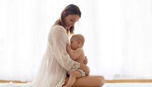 La lactancia materna es una forma de alimentación que comienza en el nacimiento con leche producida en el seno materno. 5 Posiciones Y Pasos Para Una Lactancia Materna Exitosa