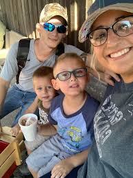 What are some budget-friendly activities and free areas for family photos  in Branson, Missouri?