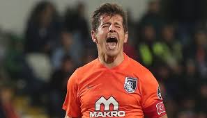 21 yıllık profesyonel kariyerinde galatasaray, inter, newcastle united ve fenerbahçe formalarını giyen emre belözoğlu, son 3 sezondur medipol başakşehir'de görev yapıyor. Basaksehir Akhisarspor Macinda Emre Belozoglu Na Kufur Tepkisi