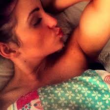 Após apanhar do namorado e precisar reconstruir o nariz, britânica quer  virar modelo