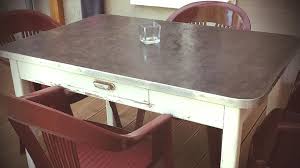 Prenez en considération, le support, l'accroche, les épaisseur, le trafic réservé à cet enduit si il est piéton, la fermeture du produit, l'étanchéité du produit. Table Apres Transformation En Beton Cire Vous Aussi Realisez Vous Meme Votre Deco En Beton Cire Avec Les Box Deco