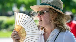 Apply a sunscreen of at least sun protection factor (spf) 30, at least 20 minutes before heading outdoors. Met Office Issues First Uk Extreme Heat Warning Bbc News