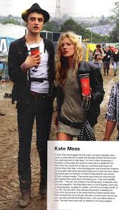 'es doherty hat lied über winehouse geschrieben. Pete Doherty And Kate Moss At Glastonbury Kate Moss Style Kate Moss Pete Doherty
