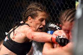 In her first title bout, jędrzejczyk went up against carla esparza for the ufc in her third title defence, the former strawweight champ faced claudia gadelha at the ultimate fighter 23 finale in the mgm grand garden arena in las vegas, nevada where she defended her. Ufc Fight Night 69 Results Joanna Jedrzejczyk Destroys Jessica Penne To Retain Strawweight Title Mma Fighting
