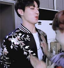 Just Lettin Jhope Do His Thing Jungkook Bts Boys Jhope