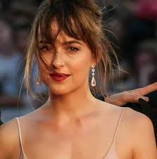 Dakota Johnson crowns Taylor Swift! 😁😎