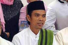 Abdul somad batubara, lc., d.e.s.a., ph.d., datuk seri ulama setia negara, atau lebih dikenal dengan ustaz abdul somad (bahasa arab: Blak Blakan Begini Pengakuan Ustadz Somad Terkait Pemblokiran Instagram Tarbawia