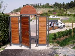 Pensilina per cancello a forma d'arco e aggiunta di un ricciolo in ferro battuto. Cancello In Ferro E Legno Asg S R L