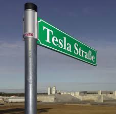 Armin laschet (left) and tesla's elon musk talking to journalists in grünheide on august 13, 2021 even more awkward, the man laughing at him was tesla ceo elon musk. Elon Musk Und Dann Bricht Er Neben Armin Laschet In Schallendes Lachen Aus Welt