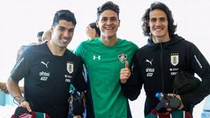 É conhecida como a celeste desde seu primeiro triunfo em montevidéu, em 15 de agosto de 1910 por 3 a 1. Fluminense Recebidos Por Pedro Elenco Inteiro Do Uruguai E Ate Tabarez Ganham Camisas Personalizadas