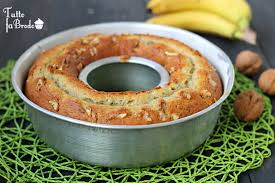 È davvero una torta buonissima, ho aggiunto nell'impasto delle gocce di cioccolato il cui sapore, abbinato al gusto delle banane, rende. Ciambella Alla Banana E Noci Senza Burro Morbida Tutto Fa Brodo In Cucina