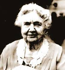 Nellie Davis's Instagram, Twitter & Facebook