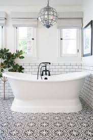 1001 Idees Pour Amenager Une Salle De Bain En Carreaux De Ciment Plein De Charme Carreau De Ciment Conceptions De Carrelage Salle De Bains Idee Salle De Bain