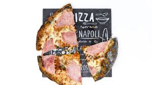 The player is rewarded with a toppin for each successful pizza delivery. Drei Stucke Der Gustavo Gusto Prosciutto Pizza Mit Schwarzem Aktivkohle Pizzaboden In Der Aufsicht Creative Commons Bilder