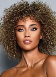 Elle Smith's Instagram, Twitter & Facebook