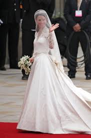 Herzogin catherine trug dabei eines der schönsten hochzeitskleider der royals. Catherine Middleton Ihr Brautkleid Gala De Abendkleid