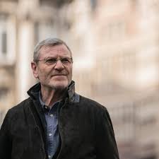 Once the blooms have faded, they are followed by large clusters of showy seed pods that dry out as they mature and create a rattling noise in the breeze. Baptiste Tcheky Karyo Erhalt Von Bbc One Einen Neuen Auftrag Zweite Staffel Dreht Sich Um Familienentfuhrung Im Politmillieu Tv Wunschliste